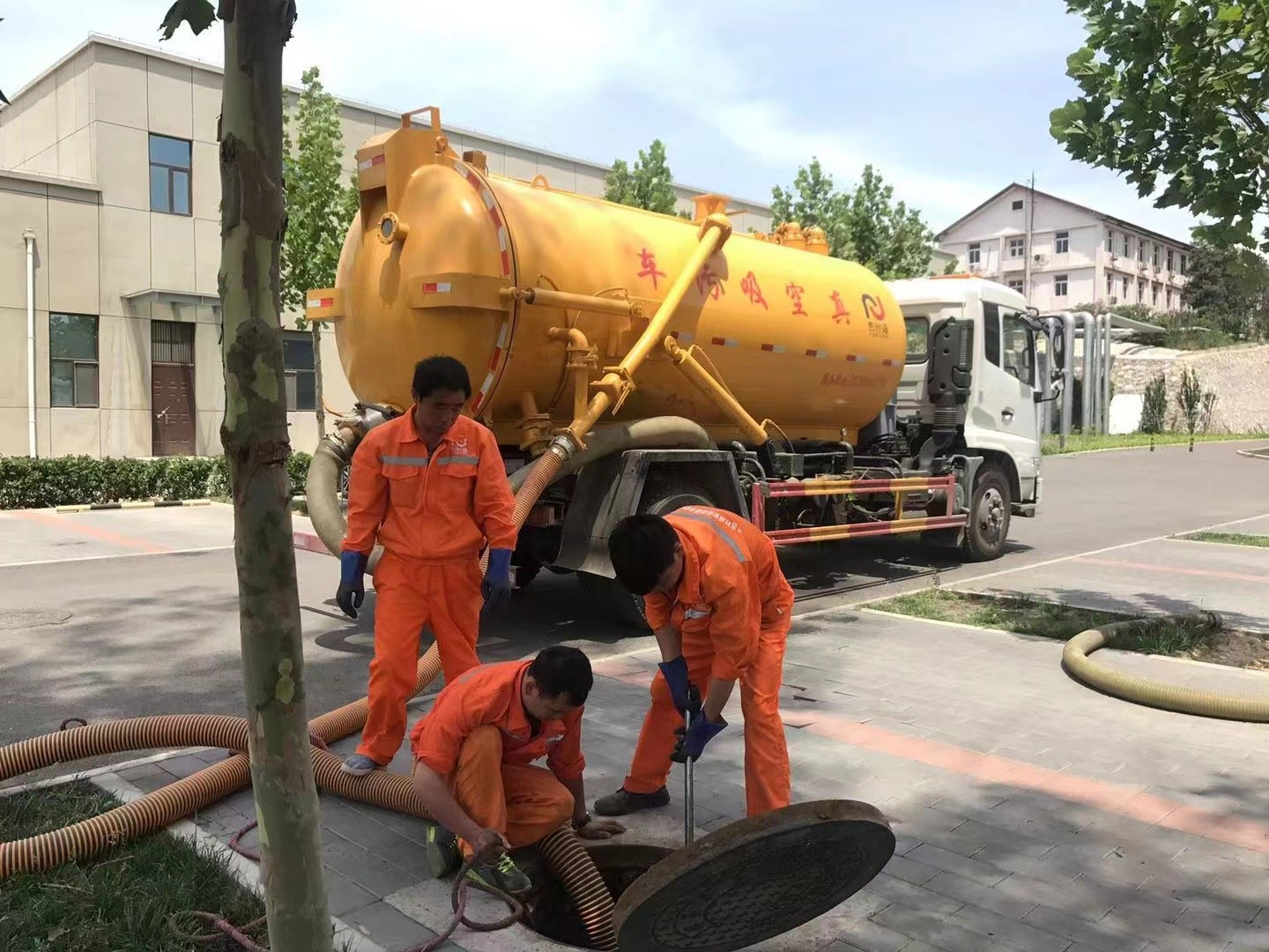 静安管道疏通车停在窨井附近