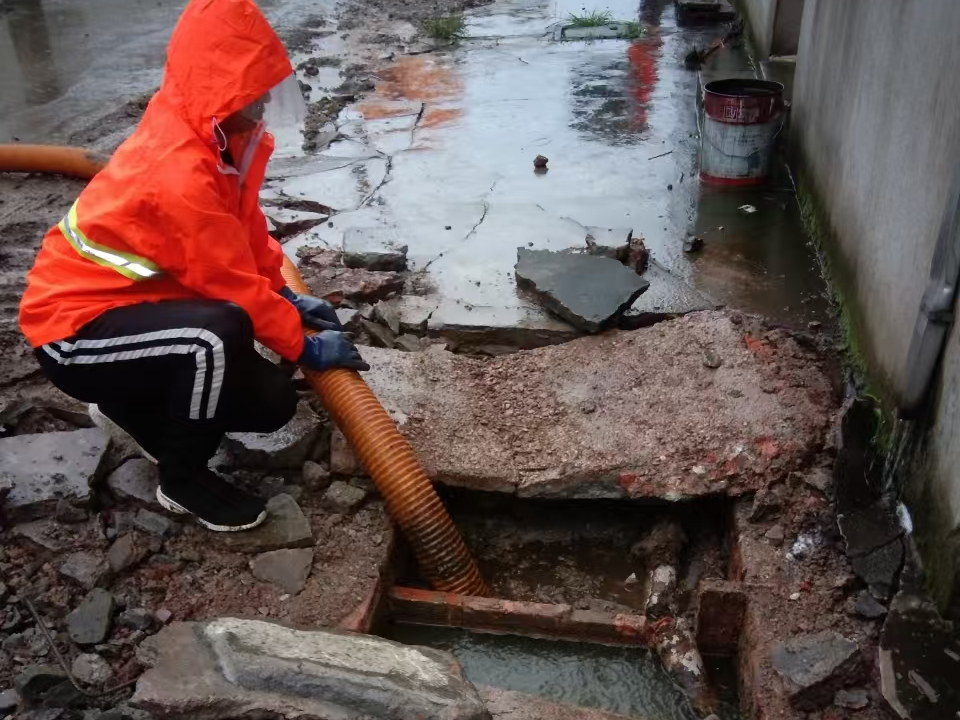 静安专业清理污水池 炜誉市政以规范流程守护城市 “肠道”