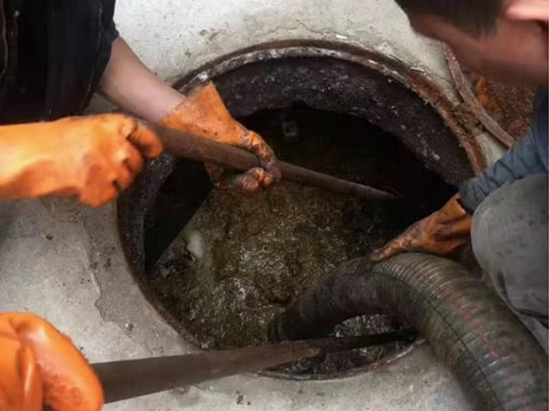 静安清理化粪池时如何避免沼气的危害？